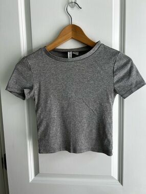 H&M Divided Light Gray Ribbed Crop Tee